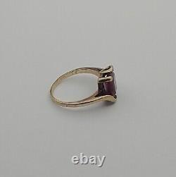 Vintage 10K Gold Dark Red Stone Womens Ring Size 3.75 Weight 2.06 Grams