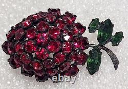 Broche de fraise en verre rouge vintage des années 1950 signée Schreiner B774