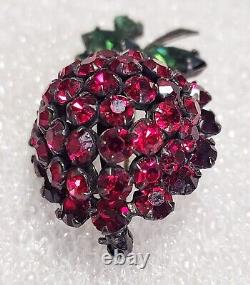 Broche de fraise en verre rouge vintage des années 1950 signée Schreiner B774