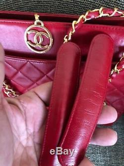 Chanel Vintage Rouge Matelassée En Cuir D'agneau Sac De Shopping Avec Le Matériel D'or