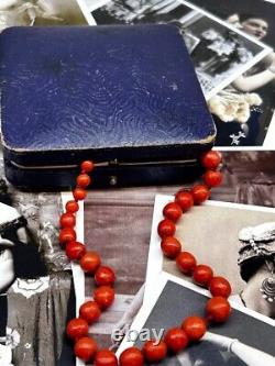 Collier de bijoux anciens vintage pour femmes en corail rouge en perles d'Italie de 32 grammes.