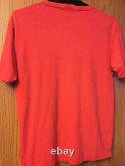 Étiquette de chemise rouge vintage de Saks Fifth Avenue avec la taille est estompée