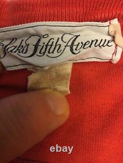 Étiquette de chemise rouge vintage de Saks Fifth Avenue avec la taille est estompée