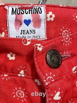 Femmes Moschino Jeans Vintage Pantalon Rouge Floral avec Signe de la Paix Imprimé Y2K Taille 26.