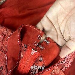 Haut vintage en daim rouge pour femmes avec lacets en cuir, perles à la main et manches longues, style bohème, à fermeture éclair dans le dos.