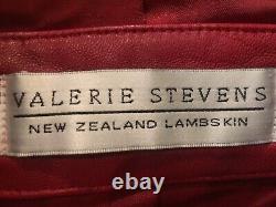 Manteau ceinturé en cuir d'agneau de Nouvelle-Zélande rouge pour femmes de VTG Valerie Stevens, taille 8