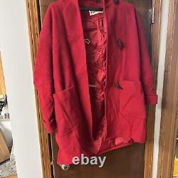 Manteau d'hiver en laine rouge Macintosh vintage pour femmes, avec boucles en bois, fentes et capuche.
