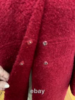 Manteau d'hiver vintage pour femmes des années 1960 en bouclé de couleur Claret