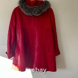 Manteau de jour en cuir rouge avec capuche en fourrure des années 80 pour femme de la marque Rallee
