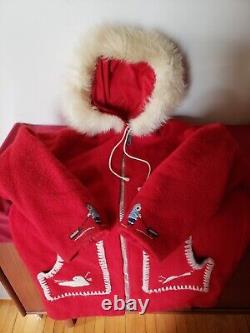 Manteau de parka en laine rouge inuit vintage cousu à la main avec des phoques brodés et fermeture éclair CLIX 70