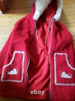 Manteau de parka en laine rouge inuit vintage cousu à la main avec des phoques brodés et fermeture éclair CLIX 70