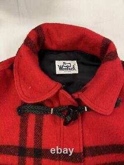 Manteau en laine Woolrich vintage à capuche style duffle pour femme, taille large, à carreaux rouges des années 70.