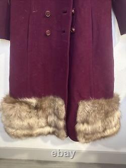 Manteau en laine bordeaux à garniture épaisse en fourrure de renard vintage pour femmes. Magnifique.