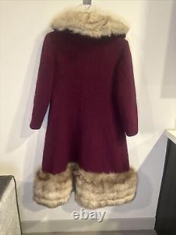 Manteau en laine bordeaux à garniture épaisse en fourrure de renard vintage pour femmes. Magnifique.