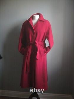 Manteau en laine pure neuve rouge vintage pour dame anglaise avec ceinture ajustée 100% ajustée et évasée framboise