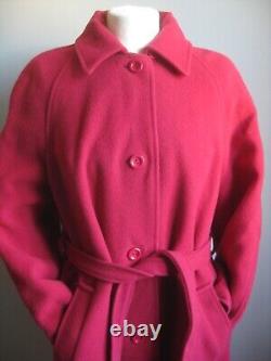 Manteau en laine pure neuve rouge vintage pour dame anglaise avec ceinture ajustée 100% ajustée et évasée framboise