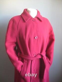 Manteau en laine pure neuve rouge vintage pour dame anglaise avec ceinture ajustée 100% ajustée et évasée framboise