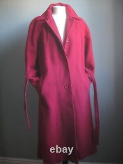 Manteau en laine pure neuve rouge vintage pour dame anglaise avec ceinture ajustée 100% ajustée et évasée framboise