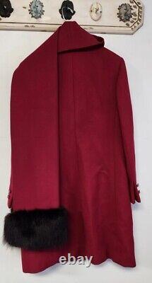 Manteau rouge vintage à double boutonnage en laine lourde avec écharpe attachée et bordure en fourrure, taille petite.