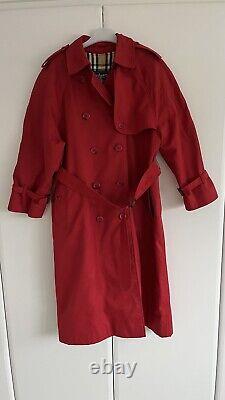 Manteau trench Burberry pour femme en vintage en mélange de coton rouge à carreaux Haymarket taille UK 8 petite