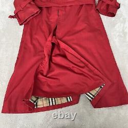 Manteau trench Burberry pour femme en vintage en mélange de coton rouge à carreaux Haymarket taille UK 8 petite