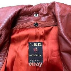 Manteau trench ceinturé en cuir rouge pour femme RBC INTERNATIONAL des années 70