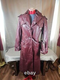 Manteau trench en cuir rouge oxblood Vintage Etienne Aigner pour femme, taille 10, avec ceinture et sac