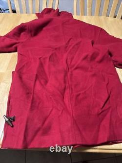 Manteau vintage en laine rouge Macintosh pour femmes, à capuche avec passants pour ceinture et fentes.