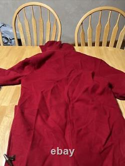 Manteau vintage en laine rouge Macintosh pour femmes, à capuche avec passants pour ceinture et fentes.