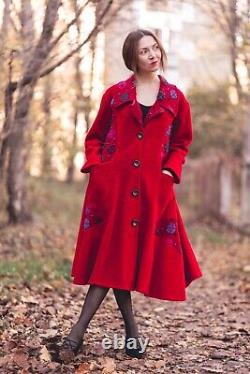 Manteau vintage en laine rouge pour femmes.