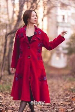 Manteau vintage en laine rouge pour femmes.