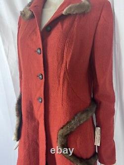 Nouvelle veste rouge en laine et cachemire de taille 12 pour femme de la marque Vintage VALENTINO spa avec détail en fourrure.