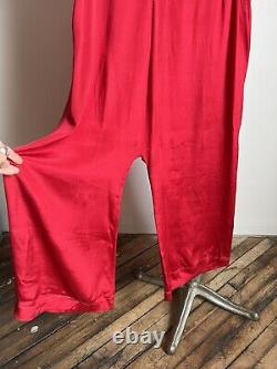Pantalon de pyjama-sarouel en soie rouge vintage des années 1930 pour la plage, rare et orné de décors Art Déco pour femme.