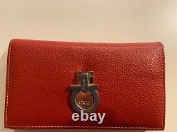 Portefeuille en cuir rouge vintage pour femme pré-propriété de Salvatore Ferragamo - grande qualité