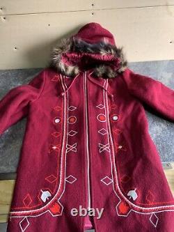 Pull en laine rouge brodé de qualité pour femme fabriqué au Canada Vintage