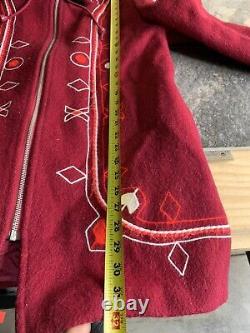 Pull en laine rouge brodé de qualité pour femme fabriqué au Canada Vintage