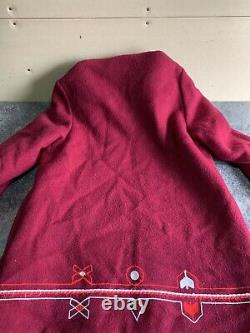 Pull en laine rouge brodé de qualité pour femme fabriqué au Canada Vintage