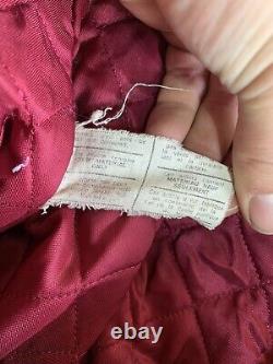 Pull en laine rouge brodé de qualité pour femme fabriqué au Canada Vintage