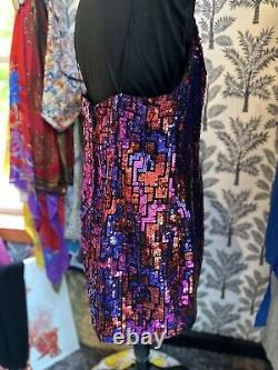 Robe à sequins géométriques noirs, rouges et violets d'époque avec des flirts, taille moyenne