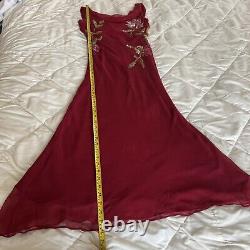 Robe de soirée vintage en mousseline de soie rouge ornée de perles avec une coupe maxi sans manches taille small