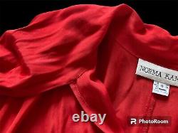Robe drapée rouge avant-garde des années 80 de Norma Kamali avec manches ballon poète - Taille 8 - Pièce unique