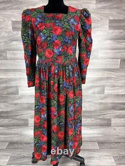 Robe vintage Laura Ashley pour femmes taille 8 en velours côtelé à fleurs rouges, vertes et violettes des années 90.