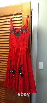 Robe vintage des années 1950 COUNTRY GLAM rouge et noire brodée Patsy de Trashy Diva RARE en taille 6.