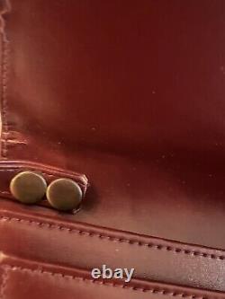Sac bandoulière en cuir bordeaux Cartier Vintage Must. Nouveau stock ancien