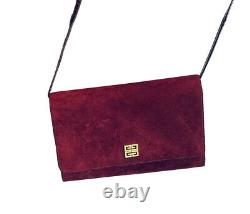 Sac bandoulière en daim et cuir rouge bordeaux Givenchy Vintage avec logo doré et matériel GG en très bon état.