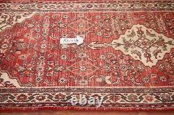 Tapis de coureur Hamedan géométrique rouge / ivoire vintage 3'5 x 9'9 en laine fait main