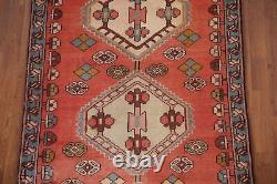 Tapis de coureur Hamedan rouge géométrique vintage 4x9 en tapisserie tribale traditionnelle faite à la main