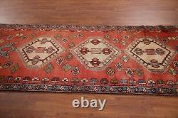 Tapis de coureur Hamedan rouge géométrique vintage 4x9 en tapisserie tribale traditionnelle faite à la main