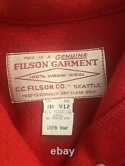 Traduisez ce titre en français: Veste-manteau en laine vierge rouge écarlate vintage pour femmes de Filson, taille 12, Mackinaw.