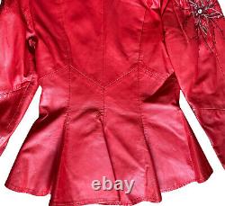 Veste en cuir rouge ornée de perles des années 80 pour femme, style punk rockabilly avec manches bouffantes et taille cintrée.